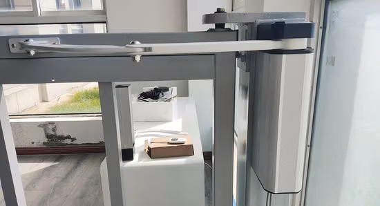 Automatischer Schwingtüröffner mit Fernbedienung